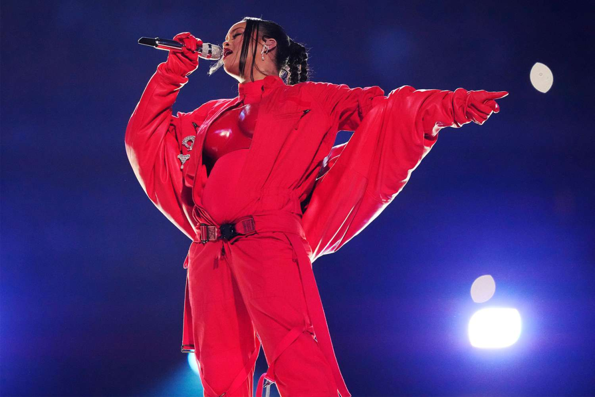 Haters need to Just admit it, singer and legend Rihanna Slayed the Super Bowl Half time show.